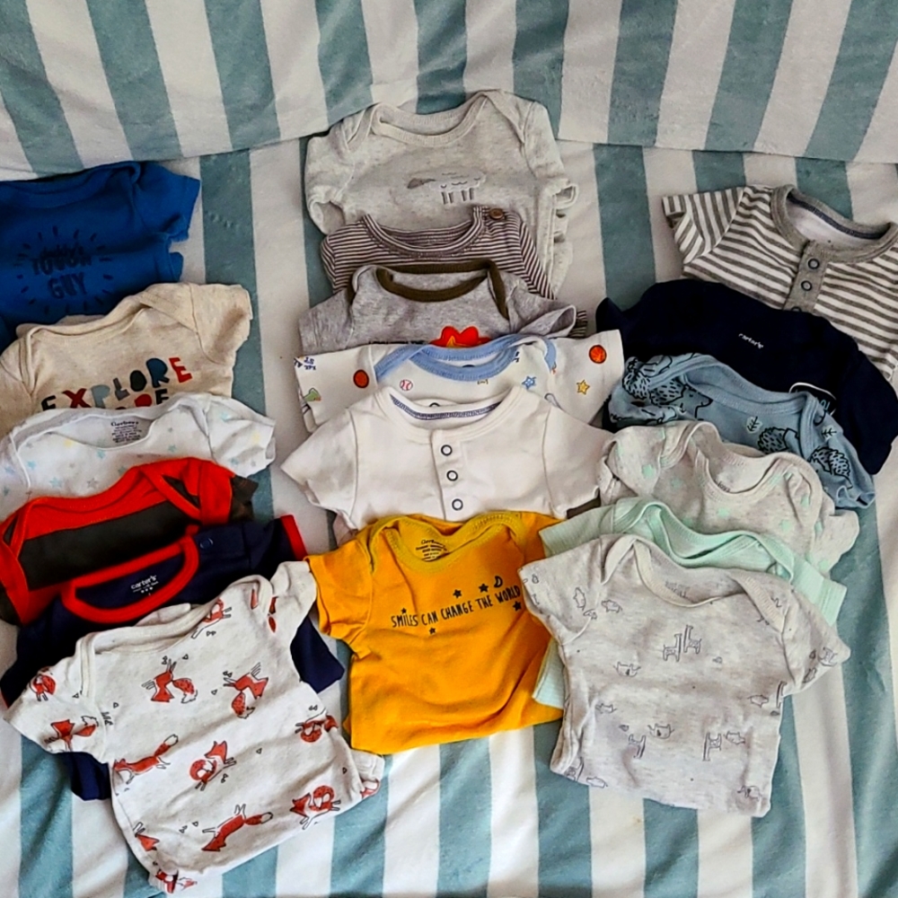 Lot of 18 onesies size NB
